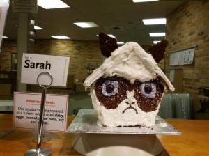 Grumpy-Cat-Gingerbread-House-at-Whole-Foods-625x468