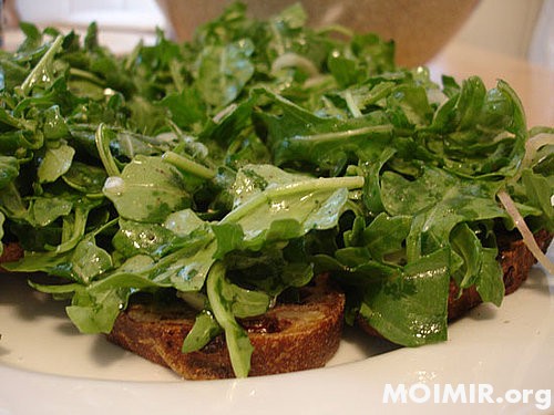 Easy-Arugula-Blue-Cheese-Crostini-Recipe