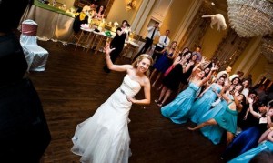 16-brides-throwing-cats-instead-of-bouquets10