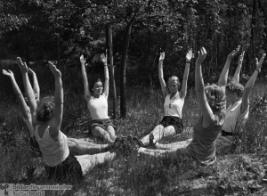 Gymnastik im Garten der Reichsbrute- und Mtterschule auf der Insel Schwanenwerder in Berlin