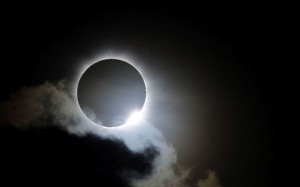 PALM COVE, AUSTRALIA - NOVEMBER 14:  Near totality is seen during the solar eclipse at Palm Cove on November 14, 2012 in Palm Cove, Australia. Thousands of eclipse-watchers have gathered in part of North Queensland to enjoy the solar eclipse, the first in Australia in a decade.  (Photo by Ian Hitchcock/Getty Images) ORG XMIT: 156437242