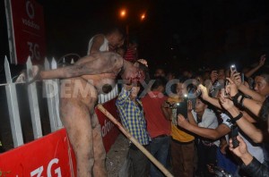 1425580906-man-accused-of-rape-dragged-from-jail-beaten-hung-in-street--india_7044060