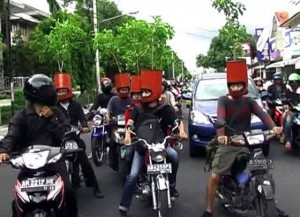 funny_motorcycle_riding_helmet_aa101