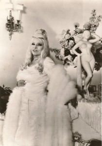 mae-west-in-the-1970s-in-front-of-her-piano-where-her-nude-statue-stood