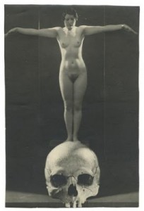 nude-and-skull-vienna-c-1928-by-studio-manasse